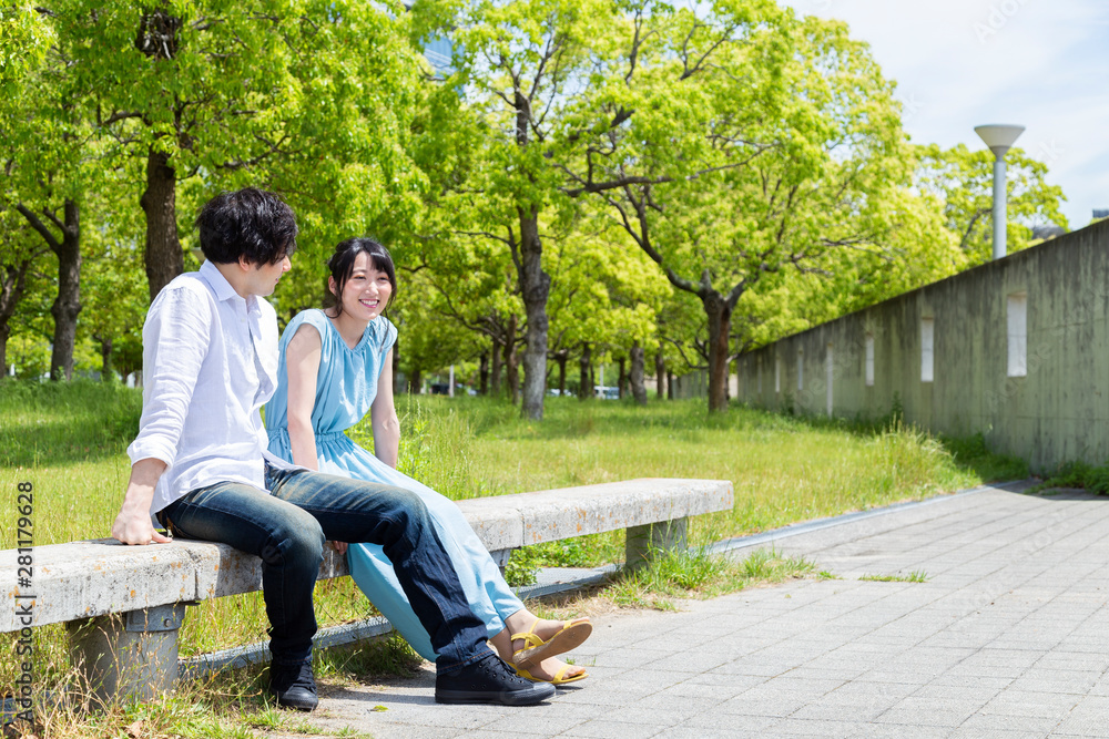 Fototapeta premium 公園で談笑するカップル