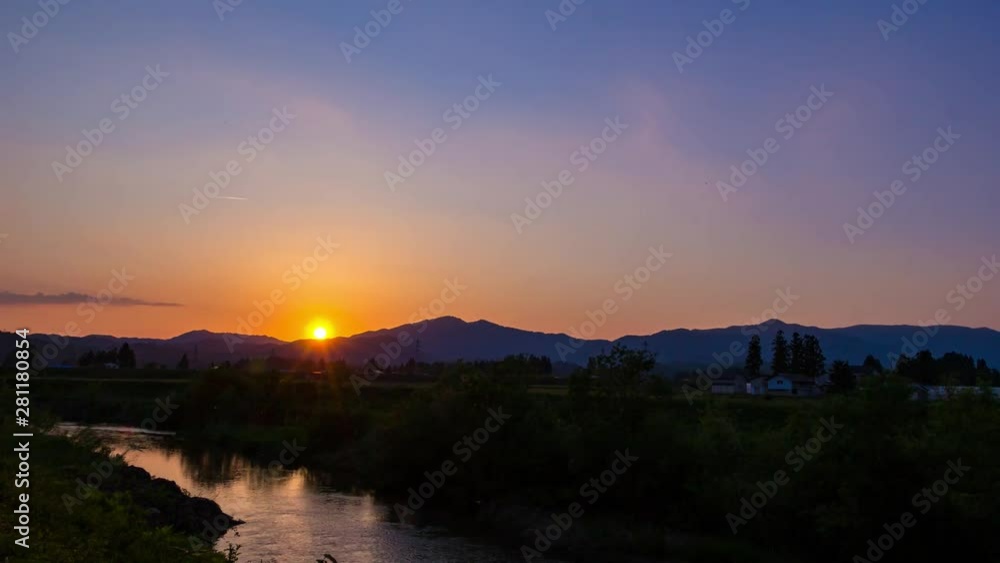 徐々に暗くなる夕焼け空のタイムラプス 川に反射する太陽 徐々に暗くなる夕焼け空のタイムラプス 川に反射する太陽