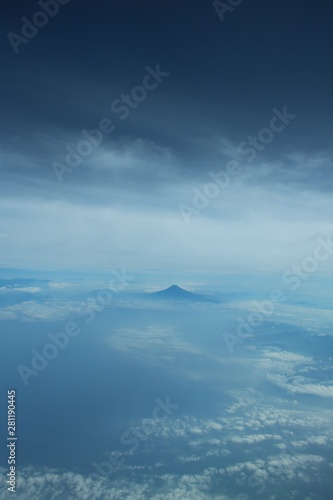 飛行機からの富士山付近の風景