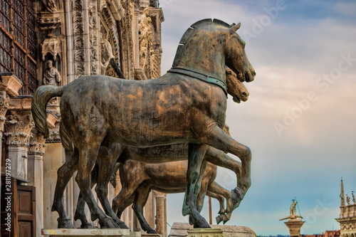 quadriga am markusdom und heiliger theodor im hintergrund in venedig, italien