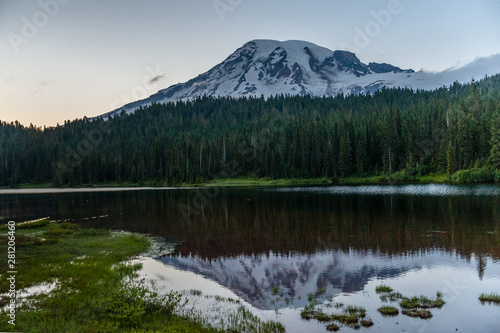 An impression of Mount rainier in the Evening light, reflected in a lake.