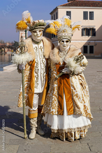 Paar mit traditionellen venezianischen Masken, Karneval in Venedig, Venetien, Italien, Europa