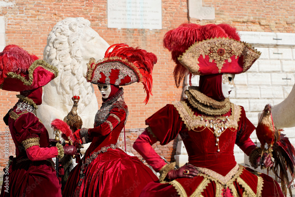 Kostümierte Frauen, traditionelle venezianische Masken, Karneval in Venedig, Venetien, Italien, Europa