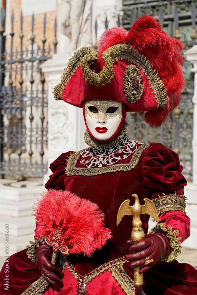 Kostümierte Frau mit traditioneller venezianischer Maske, Karneval in Venedig, Venetien, Italien, Europa