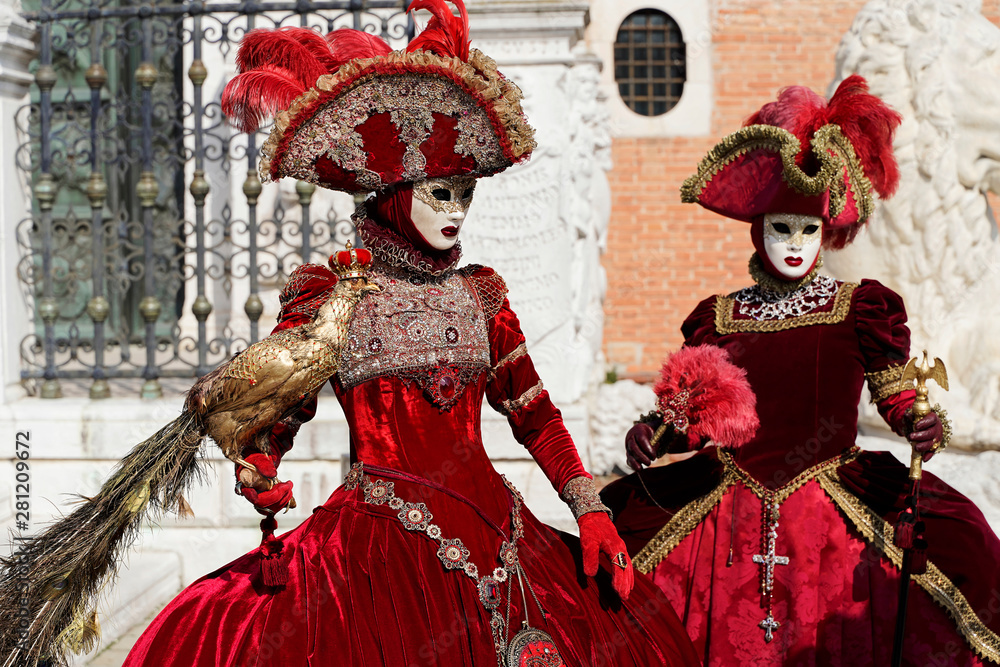 Kostümierte Frauen, traditionelle venezianische Masken, Karneval in  Venedig, Venetien, Italien, Europa Stock Photo | Adobe Stock