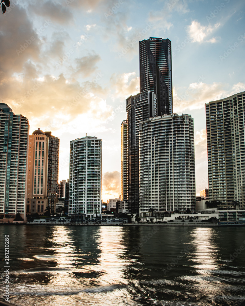 Fototapeta premium city skyline at sunset