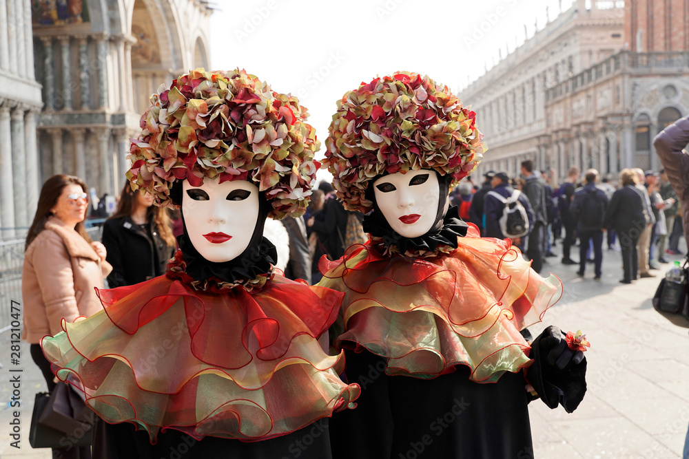 Kostümierte Frauen, traditionelle venezianische Masken, Karneval in Venedig, Venetien, Italien, Europa