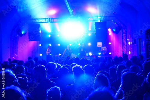 Bühne und Publikum in blauem Scheinwerferlicht