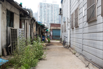 Keuken achterwand Smal steegje Authentiek Koreaans straatje met lantaarns  © bong