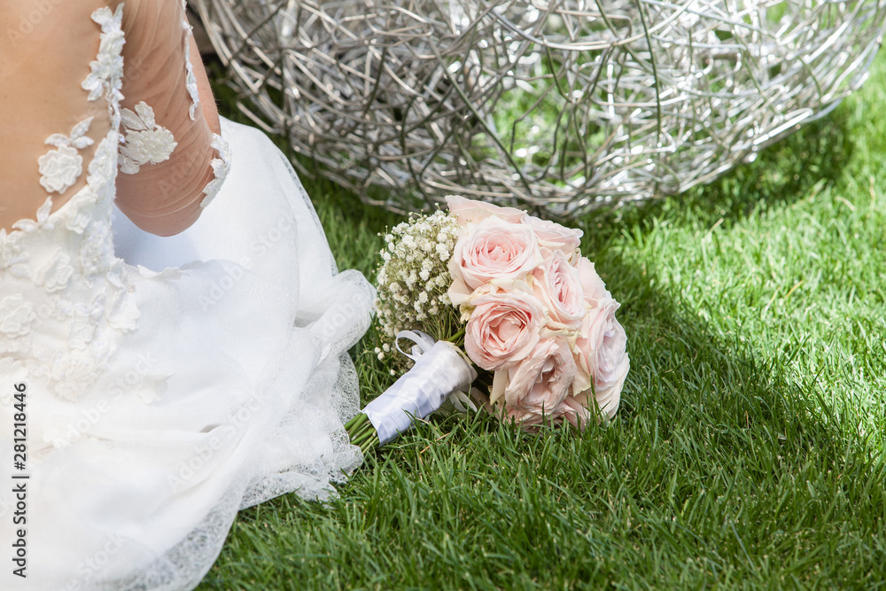 Bouquet et robe de la mariée dans l'herbe Stock Photo | Adobe Stock