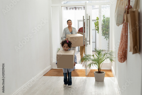 Slika na platnu Family with cardboard boxes entering their new home