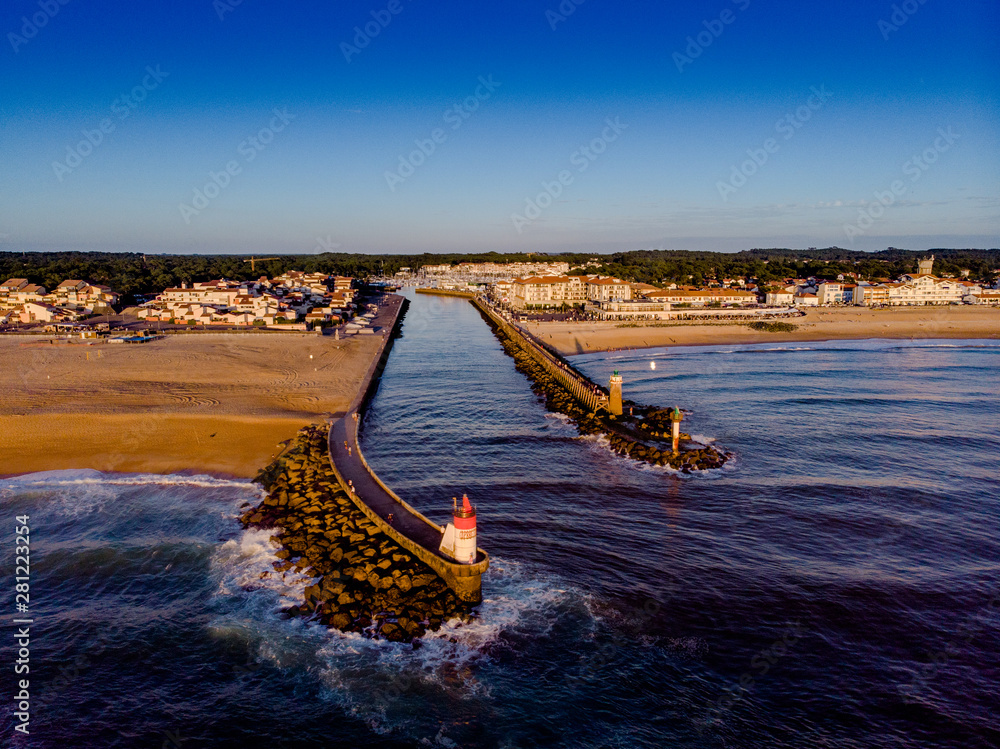 Obraz premium Phare de Capbreton au coucher de soleil