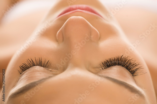 comaparison of natural and extended eyelashes