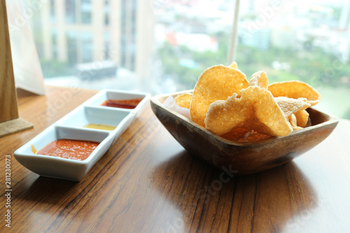 Tableau sur toile shrimp crisp rice-cakes and three Korean sauces on wood bowl and table