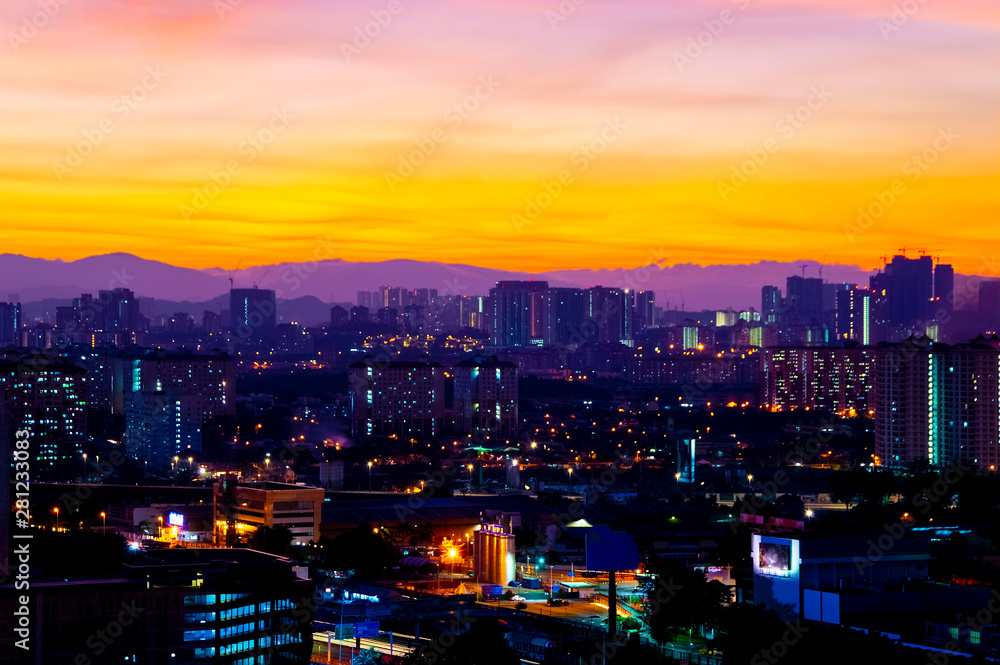 Obraz premium Vibrant purple sunset over Petaling Jaya, Malaysia