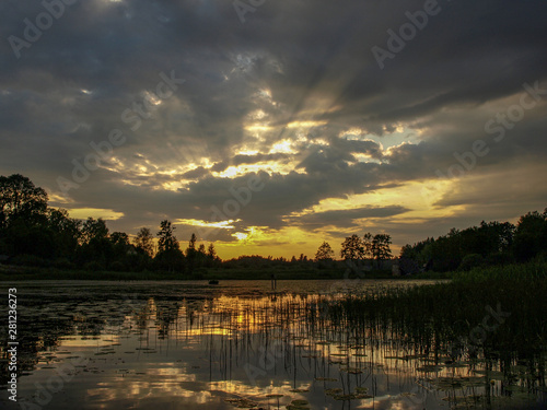 Beautiful sunbeams pass through large clouds before sunset, creating beautiful effects © ANDA