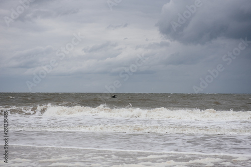 Brechende Wellen im Sturm an der Nordseeinsel