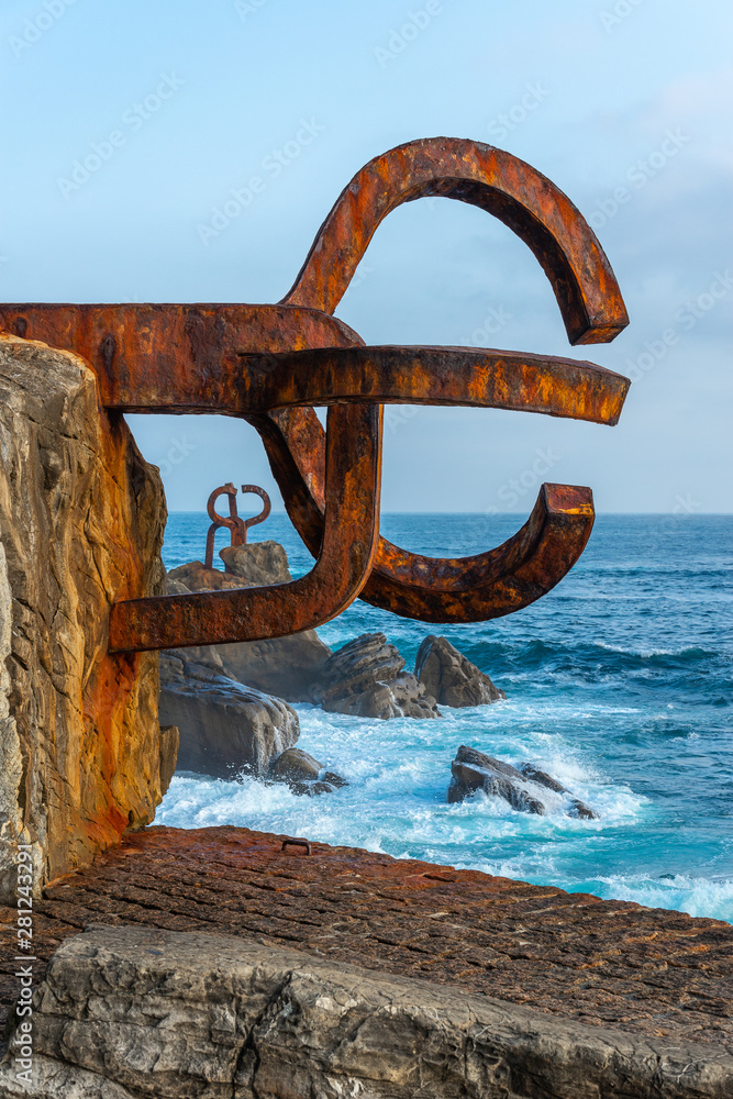 Fototapeta premium The Comb of the Wind w Donostii-San Sebastian, Hiszpania