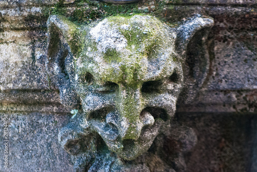 Una maschera allegorica messa come ornamento alla colonna di una villa storica in Toscana photo