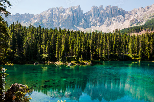 Dolomiten, Karersee, Lago di Carezza, Bergsee, Latemargruppe, Wanderweg, Berge, Südtirol, Sommer, Italien © bill_17