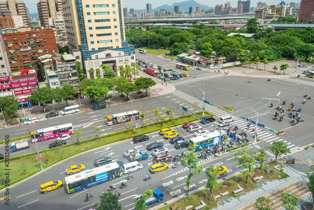 Fototapeta premium TAIPEI, TAIWAN - July 2, 2019: Urban traffic street view in Taipei, Taiwan