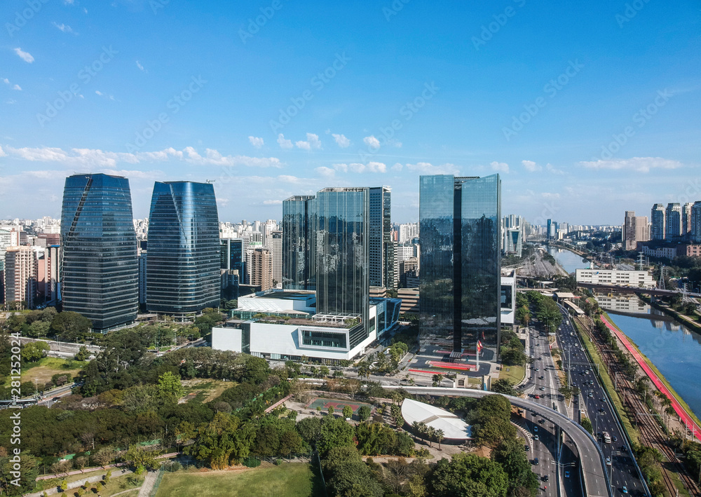 Naklejka premium Vista aérea do Itaim Bibi e Parque do Povo em São Paulo, Brasil