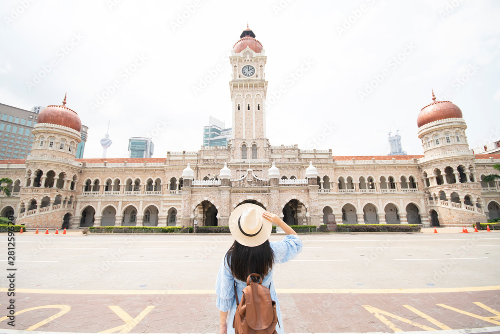 Naklejka premium Tourist is sightseeing at The Sultan Abdul Samad building is located in front of the Merdeka Square in Jalan Raja,Kuala Lumpur Malaysia.