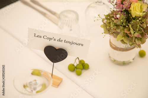 Décoration lors d'un apéritif dinatoire pour un mariage après une cérémonie