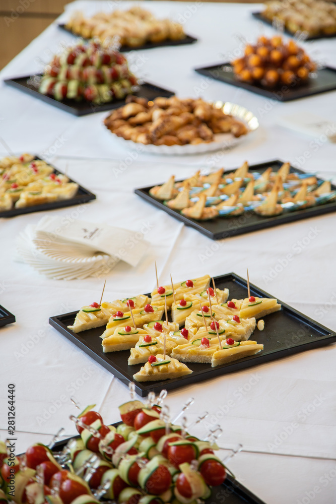 Détails de la mariée durant la cérémonie de mariage Détails de la mariée durant la cérémonie de mariage