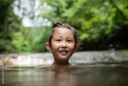 Fototapeta Naklejka Na Ścianę i Meble -  川で遊ぶ女の子