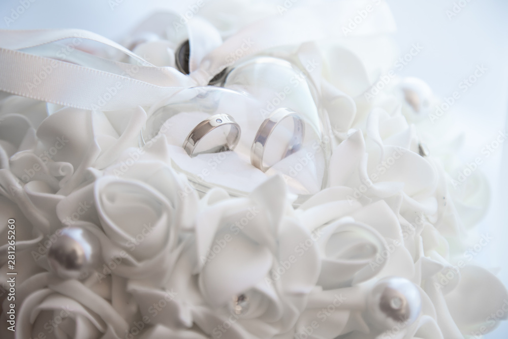 Bagues sur leur coussin en forme de coeur pour un mariage Bagues sur leur coussin en forme de coeur pour un mariage