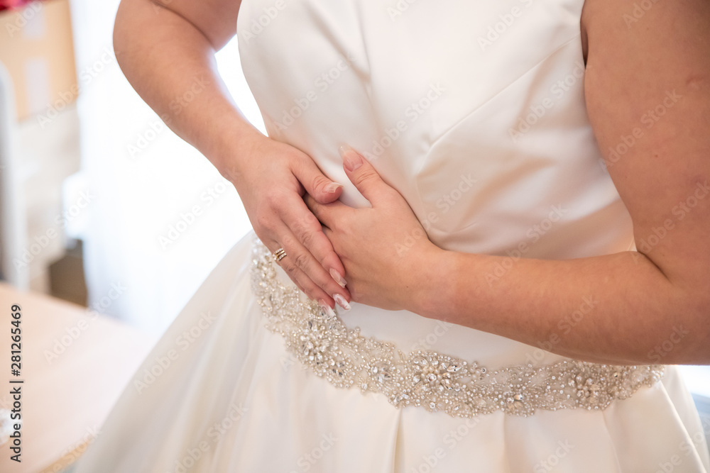 Détail de la mariée lors de l'habillage avant la cérémonie Détail de la mariée lors de l'habillage avant la cérémonie