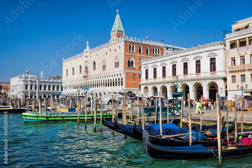 riva degli schiavoni mit gondeln am palazzo ducale in venedig, italien