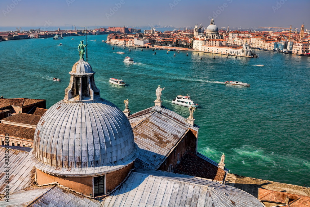 kuppel von san giorgio und stadtteil dorsoduro von venedig im hintergrund, italien