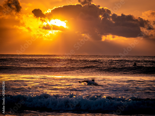 Surf et couché de soleil