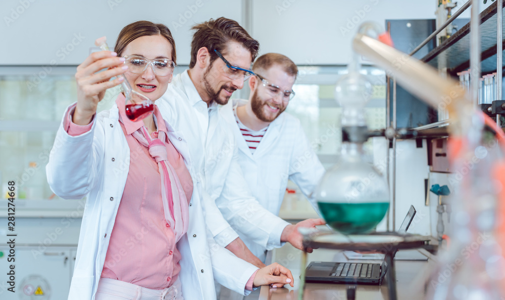 Obraz premium Group of scientists working in the laboratory