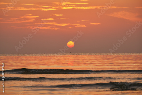Fototapeta Naklejka Na Ścianę i Meble -  sunrise skyline in th seascape and wave foreground