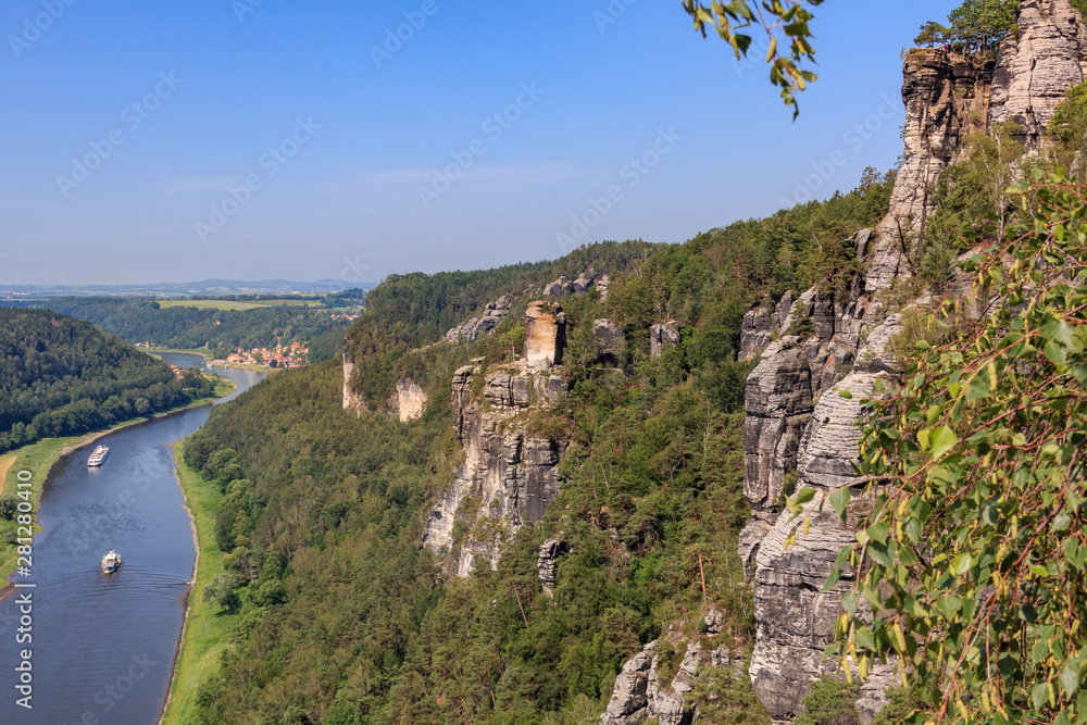 Aussichtspunkt Kanapee im Elbsandsteingebirge mit Blick auf die Elbe