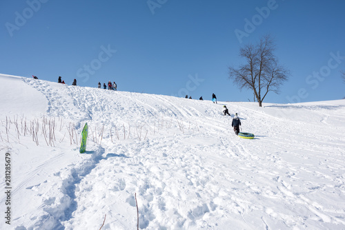 Φωτογραφία Sledders on Minnesota Sled Hill