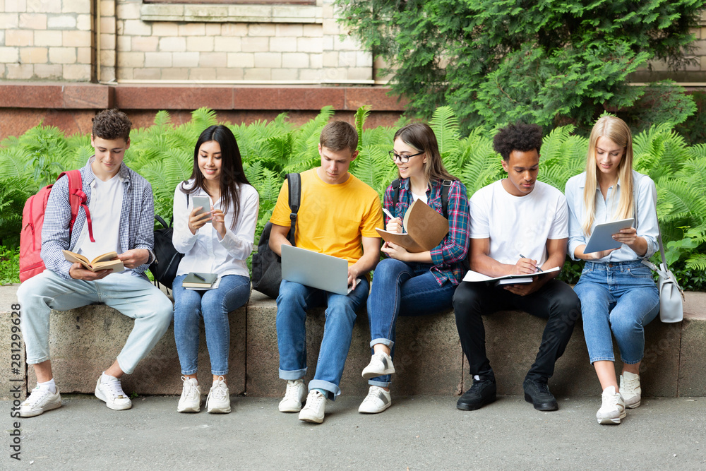 Obraz premium College students studying in university campus with books
