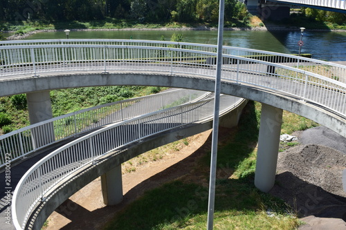 schneckenförmiger Fußgängerweg auf eine Brücke photo