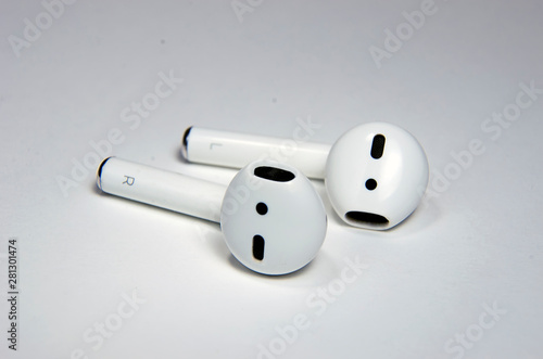 Plakat white bluetooth headphones