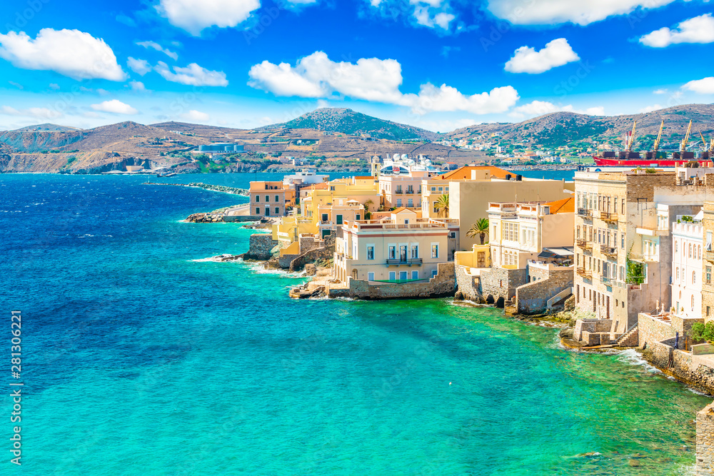 Naklejka premium Kolorowy krajobraz greckiej wyspy Syros. Miasto Ermoupoli nad Morzem Egejskim, Grecja.