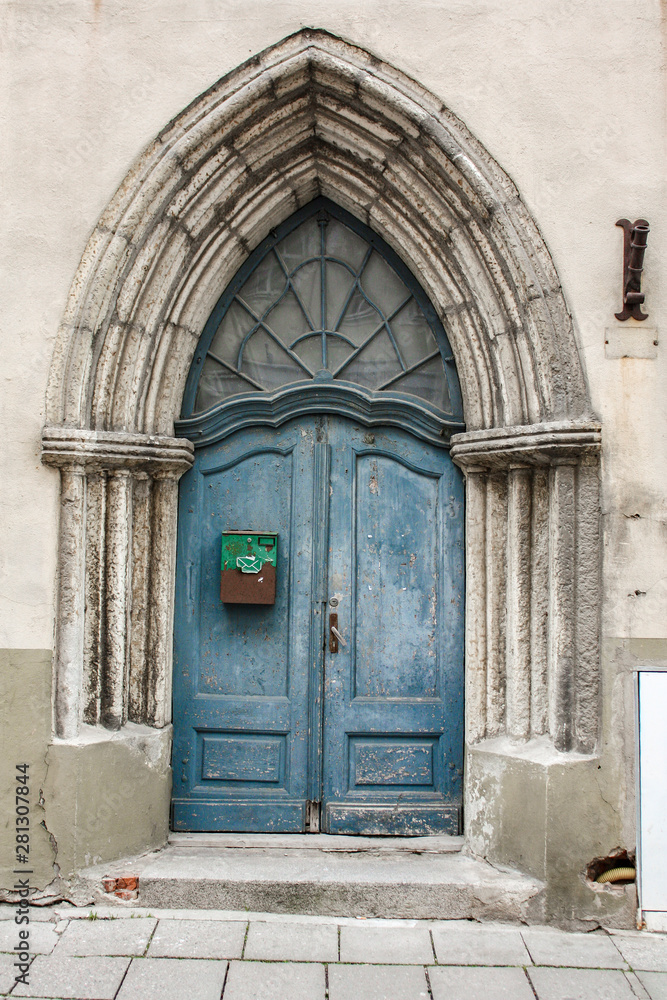 Fototapeta premium old wooden door in tallinn estonia