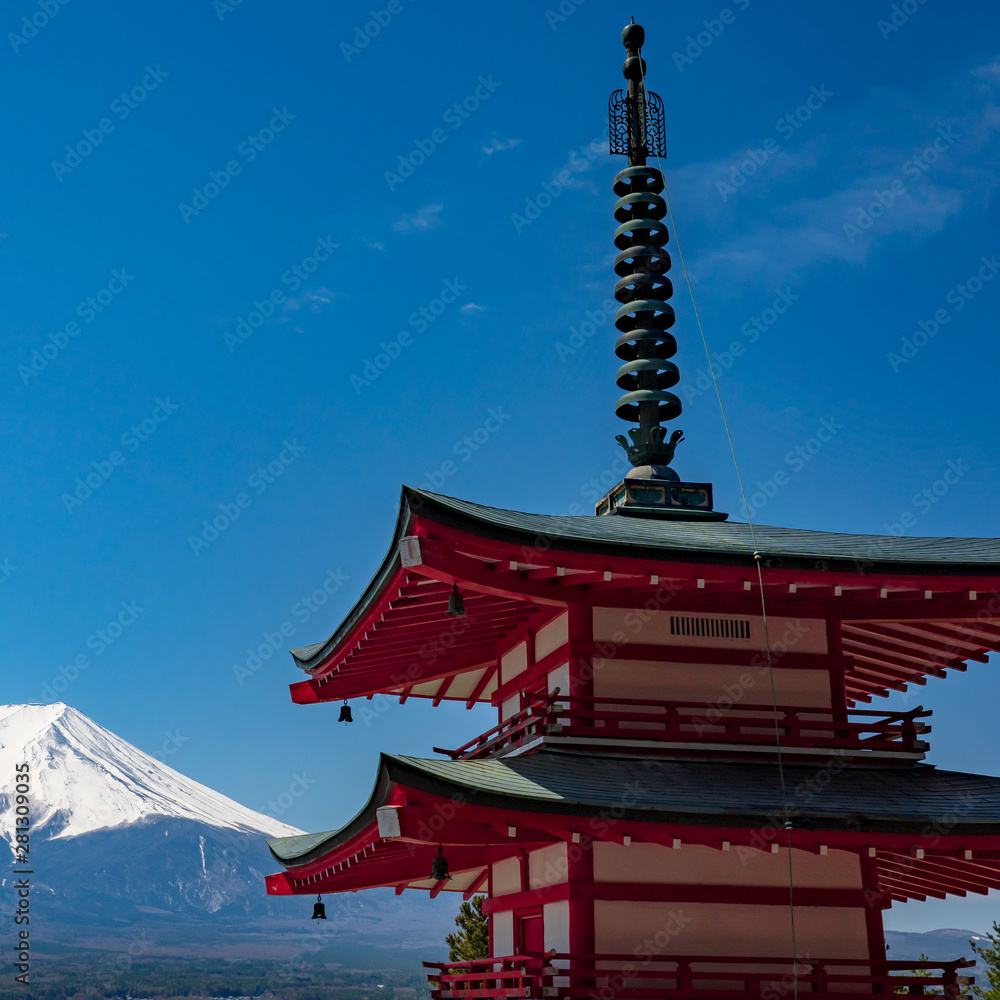 Fototapeta premium Chureito Pagoda and Mt. Fuji in the spring time with cherry blossoms at Fujiyoshida, Japan.