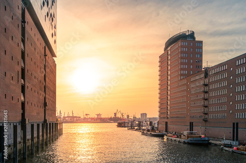 Sonnentuntergang am Kaiserkai mit Blick auf den Hafen, Hamburg, Deutschland