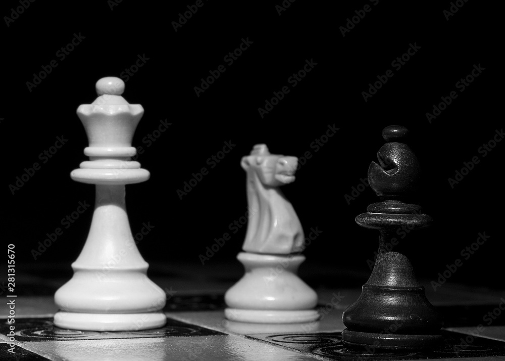 Scacchi fotografati su una scacchiera Scacchi fotografati su una scacchiera