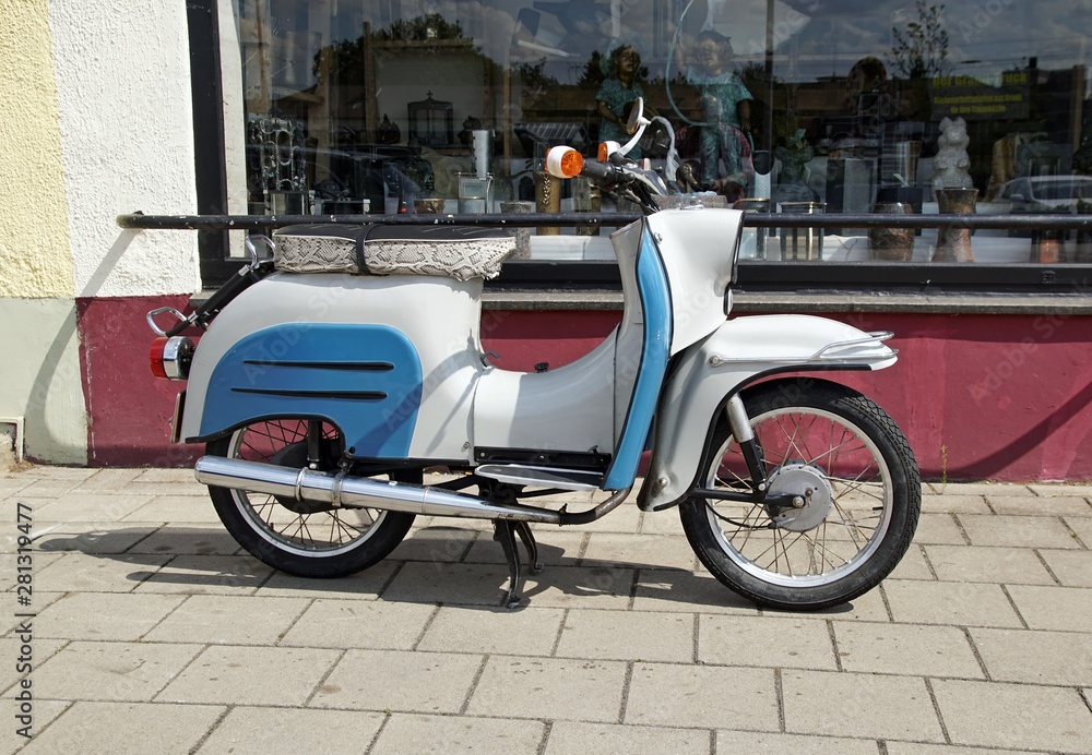 Historisches Kleinkraftrad in blauweiss Historisches Kleinkraftrad in blauweiss