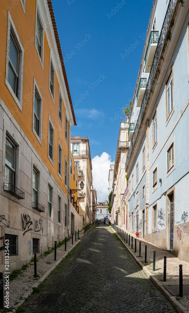 Obraz premium street view in the narrow alleys in Lisbon