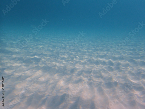 Valokuva Underwater photo of artistic sand lines.